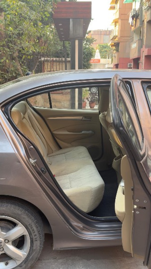 Second-hand 2011 Honda City V AT for sale in New Delhi-4