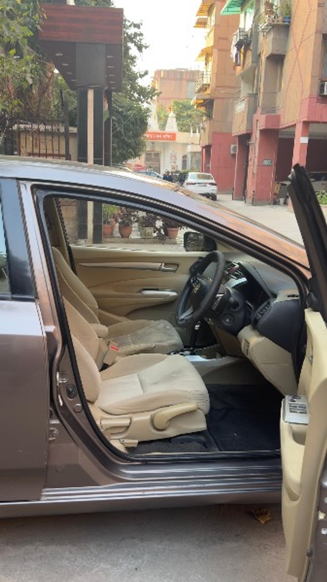 Second-hand 2011 Honda City V AT for sale in New Delhi-3