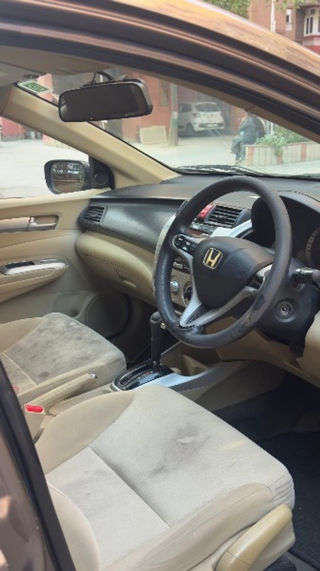 Second-hand 2011 Honda City V AT for sale in New Delhi-1