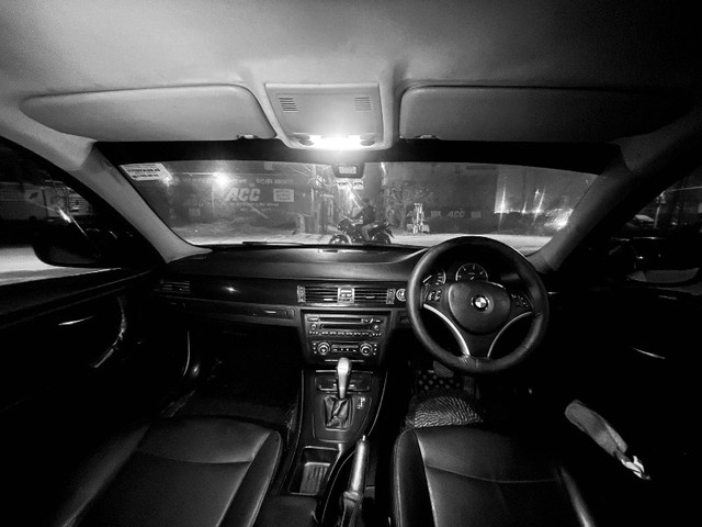 Second-hand 2011 BMW 3 Series 320d for sale in Gorakhpur-2