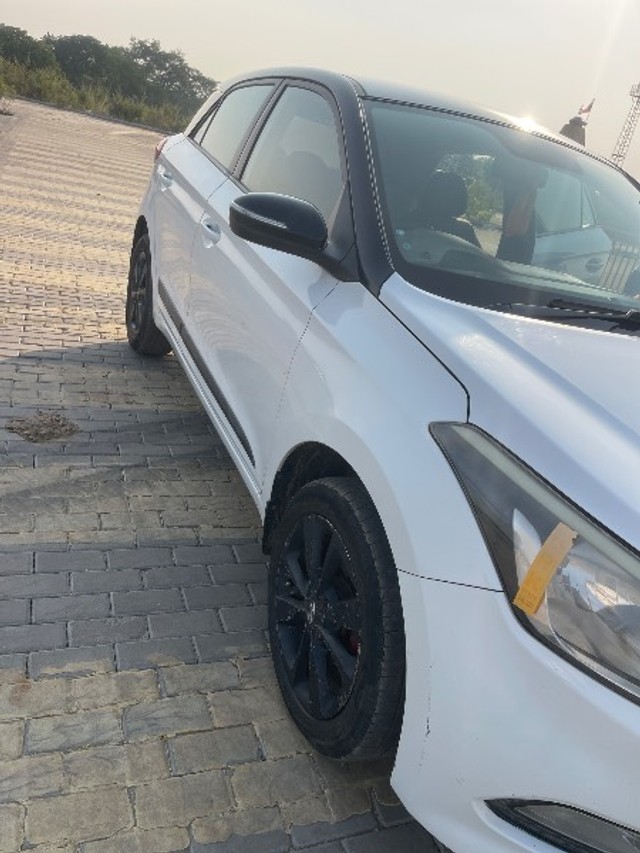 Second-hand 2017 Hyundai i20 Sportz 1.2 for sale in Rajkot-6