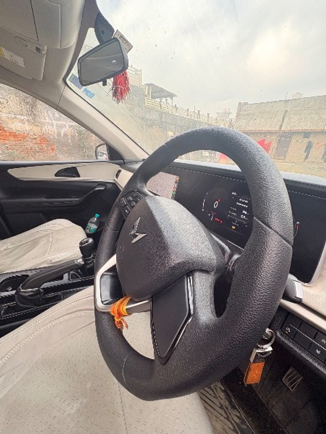 Second-hand 2023 Mahindra XUV700 AX5 5Str for sale in Greater Noida-5