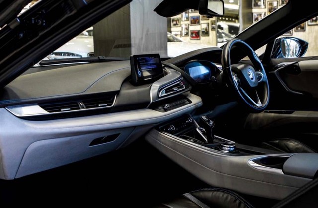 Second-hand 2017 BMW i8 Hybrid for sale in Bhopal-3