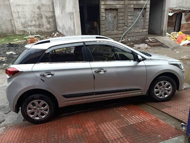 https://images10.gaadi.com/usedgaadi-sellcar/UsedCar/b75a6007-b225-47f8-bbdb-a99599e6d13b/8e2703b3-2189-4f97-a20b-bdf7fb61f21a.jpg?imwidth=6401