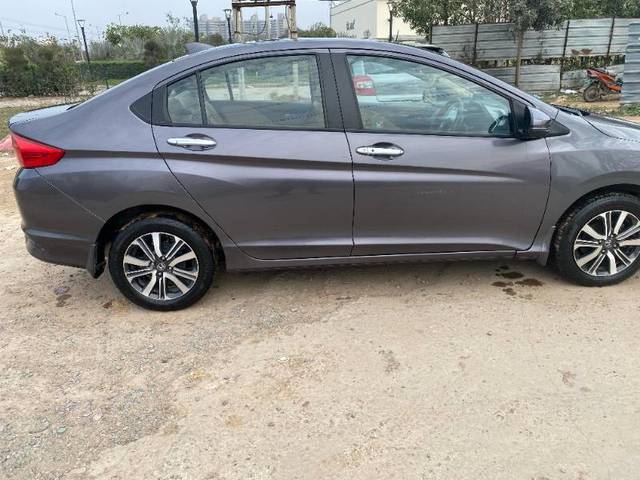 https://images10.gaadi.com/usedgaadi-sellcar/UsedCar/b79e5544-c76a-4983-8cac-7b5e851bdf76/2789d102-314d-4bc8-ac6b-f0fdca36f102.jpeg?imwidth=6402