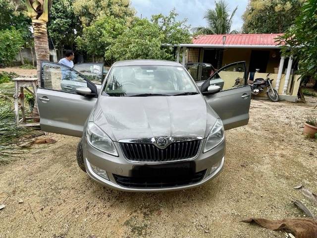 https://images10.gaadi.com/usedgaadi-sellcar/UsedCar/b7d37b5e-9de4-4149-b5f4-f39eb2b64cb8/1d1c733b-07f0-4493-8f91-648dfeaea0ae.jpg?imwidth=6400