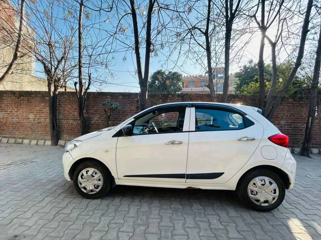 https://images10.gaadi.com/usedgaadi-sellcar/UsedCar/b916fd5c-8af3-4694-b26a-8eecdd8a0a35/70e65bca-a99d-4904-9a00-271048ec03e9.jpg?imwidth=6402