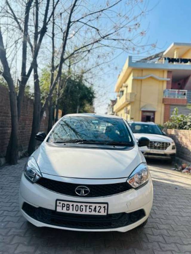 https://images10.gaadi.com/usedgaadi-sellcar/UsedCar/b916fd5c-8af3-4694-b26a-8eecdd8a0a35/b230d86c-9ac9-495f-91be-d6e9f16f7b3d.jpg?imwidth=6400