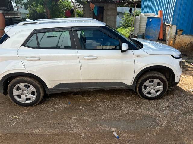 https://images10.gaadi.com/usedgaadi-sellcar/UsedCar/b9c29641-cf49-49b3-90d9-1e381736470b/3b31320a-fc2f-4759-87fc-c8fbb2f0fb4b.jpg?imwidth=6401