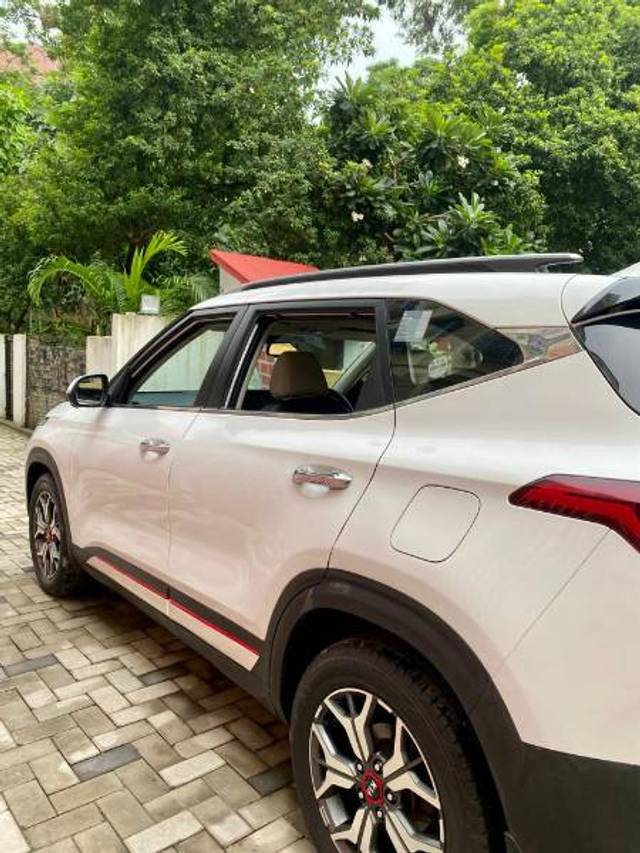 https://images10.gaadi.com/usedgaadi-sellcar/UsedCar/ba247141-5307-45a5-9b30-88d7eb87844a/fc52a4fe-a13a-4568-910c-bf5783b50c55.jpeg?imwidth=6400
