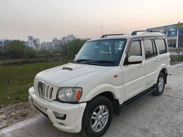 https://images10.gaadi.com/usedgaadi-sellcar/UsedCar/bcdde086-a737-4374-b992-9d7e196cb1a7/84f1df1c-b659-47a0-a634-c7d874e9cc8e.jpg?imwidth=6401