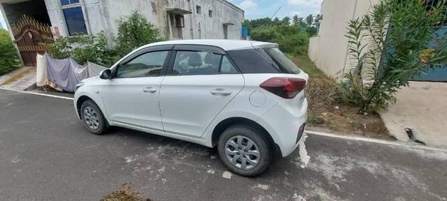 https://images10.gaadi.com/usedgaadi-sellcar/UsedCar/bd30e340-64e7-4f8a-91d6-e5bea72f3b46/152bee04-e0b7-4759-9e81-06e2c5170812.jpg?imwidth=6402
