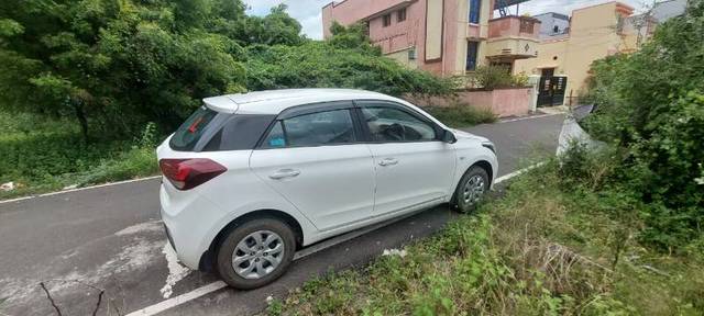 https://images10.gaadi.com/usedgaadi-sellcar/UsedCar/bd30e340-64e7-4f8a-91d6-e5bea72f3b46/e60eaeaa-2b11-475c-8cb6-08a83616154a.jpg?imwidth=6401