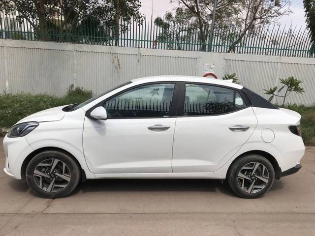 https://images10.gaadi.com/usedgaadi-sellcar/UsedCar/bd6db717-ef17-4d32-8852-dec61d86d32d/b63bc5cf-d6bf-4b20-8138-cec23759f6ae.jpg?imwidth=6401