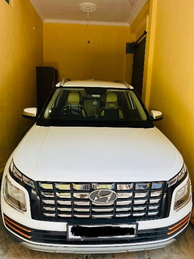 https://images10.gaadi.com/usedgaadi-sellcar/UsedCar/bd9bcd53-64ea-448a-ac60-b4723b5a9cc4/065d5c15-5cb3-445c-a573-da02fb49391d.jpg?imwidth=6401