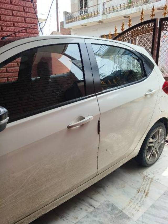 https://images10.gaadi.com/usedgaadi-sellcar/UsedCar/bda5b256-1564-451f-8964-bc9591d87264/b242f094-1116-4ce3-9502-23146149c759.jpg?imwidth=6401