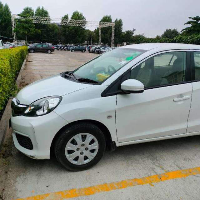 https://images10.gaadi.com/usedgaadi-sellcar/UsedCar/bf928320-87ce-4bf7-bf8f-ffc779528f82/1e3c846b-b595-4086-984a-87ecab867f2f.jpg?imwidth=6400