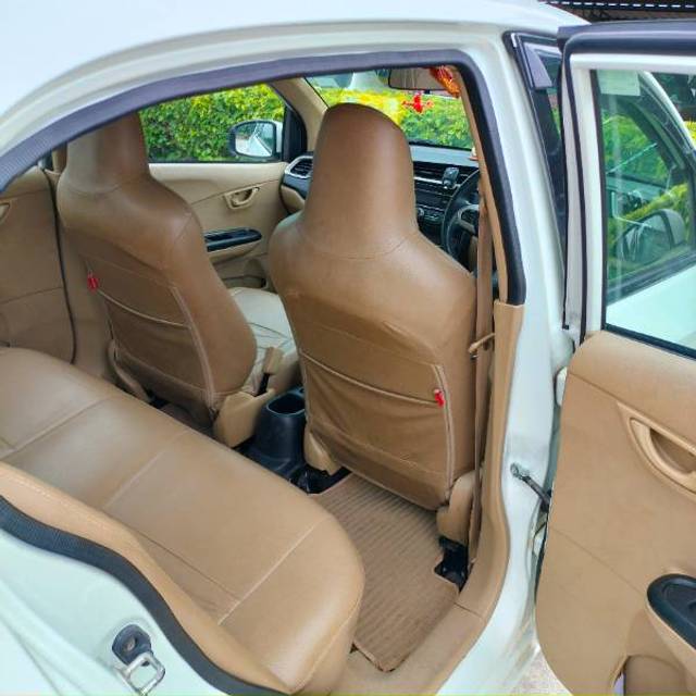 https://images10.gaadi.com/usedgaadi-sellcar/UsedCar/bf928320-87ce-4bf7-bf8f-ffc779528f82/58ace26f-e1d3-47eb-8b0c-5bfa91654eda.jpg?imwidth=6402