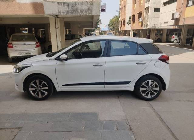 https://images10.gaadi.com/usedgaadi-sellcar/UsedCar/bfc8bff7-c1d8-449a-a877-aea725cd55c9/118baf9b-9dea-4715-ab1e-58f7dfa3ee72.jpg?imwidth=6400