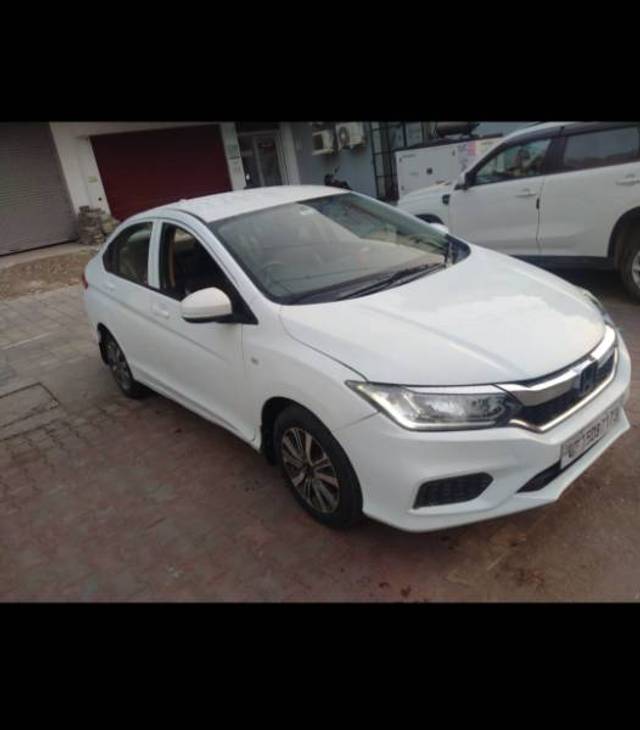 https://images10.gaadi.com/usedgaadi-sellcar/UsedCar/bff226ae-d2d1-43f7-b352-3b950addb7f6/0e9f5c9a-6de1-4281-a39e-c3714e5b6dd3.jpg?imwidth=6400