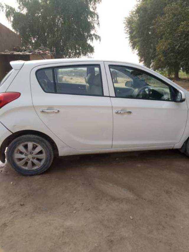 https://images10.gaadi.com/usedgaadi-sellcar/UsedCar/c006b552-d75f-4c43-8ce6-5267a95230d9/b9a20aff-9ac5-4a11-9d6a-900077238922.jpg?imwidth=6401