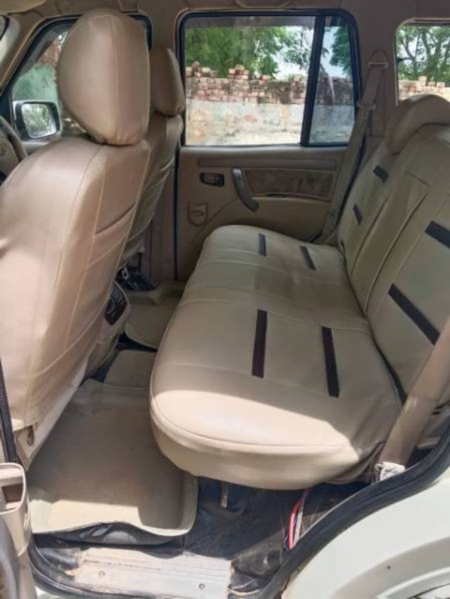 https://images10.gaadi.com/usedgaadi-sellcar/UsedCar/c043af82-a024-4dac-a144-3b14ce72f086/67a51f84-a312-497c-8fe3-8fe46954fd9c.jpg?imwidth=6402