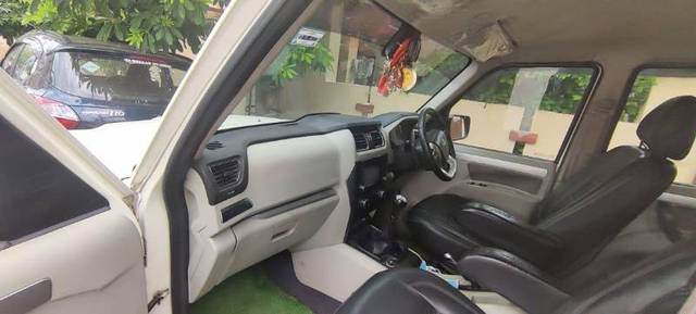 https://images10.gaadi.com/usedgaadi-sellcar/UsedCar/c1437917-9720-47cf-a54b-3d5aef9efb34/9bbc9289-c56e-4583-9750-7cf46d3fa067.jpg?imwidth=6401