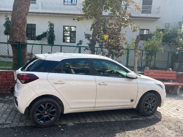 https://images10.gaadi.com/usedgaadi-sellcar/UsedCar/c2d6d9f6-9114-4f6b-b7a5-1184732a93c6/da056fd7-c2f8-439b-af72-db63ca15a102.jpg?imwidth=6402