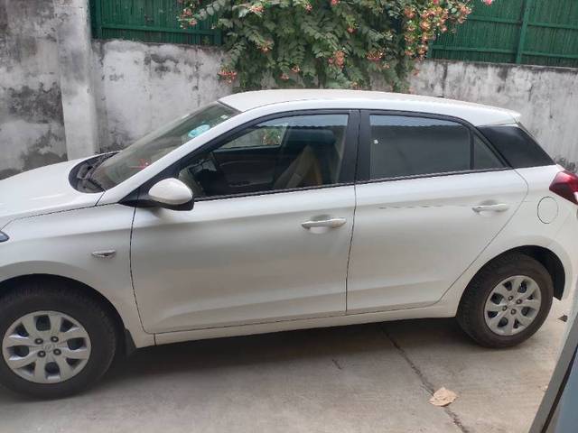 https://images10.gaadi.com/usedgaadi-sellcar/UsedCar/c51cf3ffa/325b82e6-bd8f-4880-bad8-753235e1f678.jpg?imwidth=6402