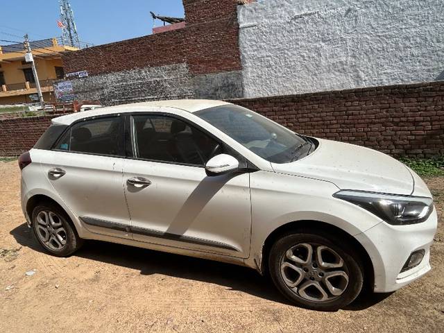 https://images10.gaadi.com/usedgaadi-sellcar/UsedCar/c52a76daa/63b5bfbb-277f-4388-b317-8483d5c2bb36.jpeg?imwidth=6400