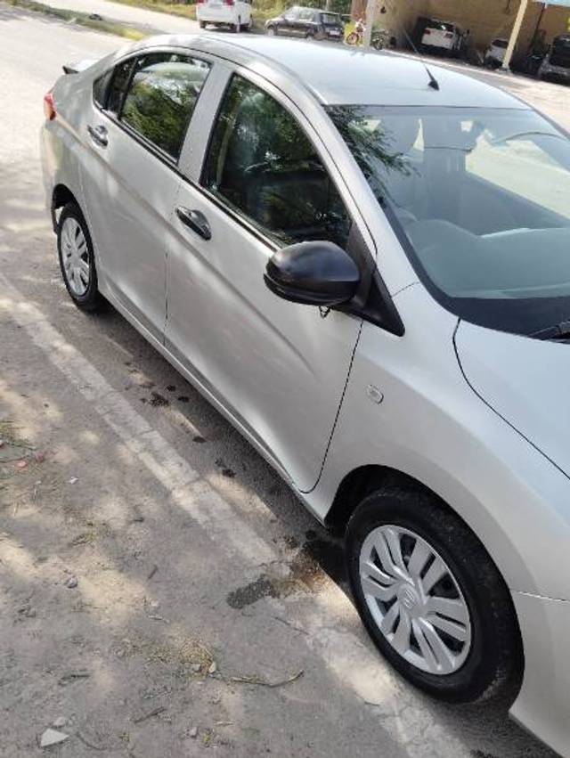 https://images10.gaadi.com/usedgaadi-sellcar/UsedCar/c52cf3bca/205e0483-4381-4597-9225-5c0f51d7c6ed.jpg?imwidth=6402