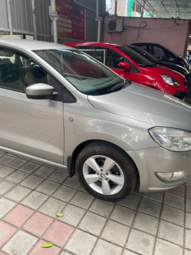 https://images10.gaadi.com/usedgaadi-sellcar/UsedCar/c57c9e8fa/ab1e4df2-c698-4d74-8124-ad2201572be8.jpeg?imwidth=6401