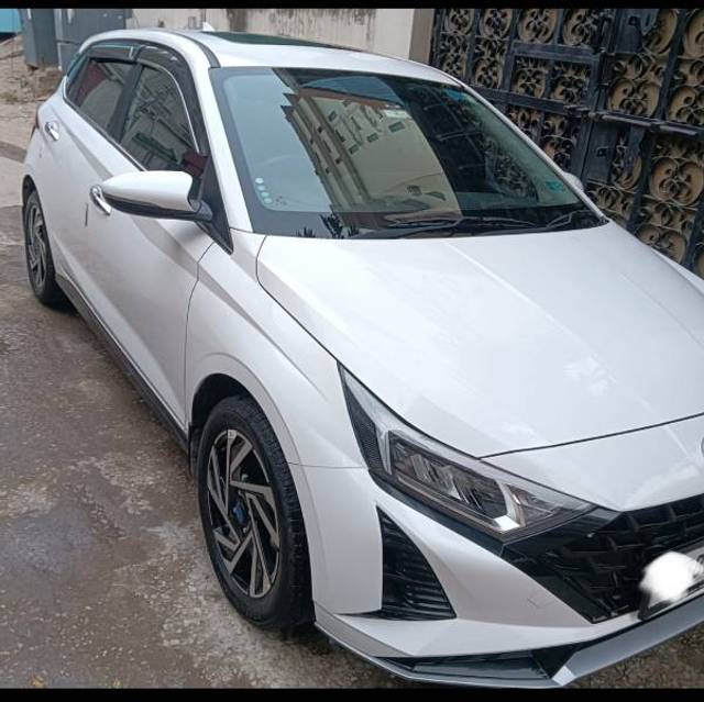 https://images10.gaadi.com/usedgaadi-sellcar/UsedCar/c5943bdaa/cbd4c765-2137-45fd-bde9-9c3a03652c05.jpg?imwidth=6400