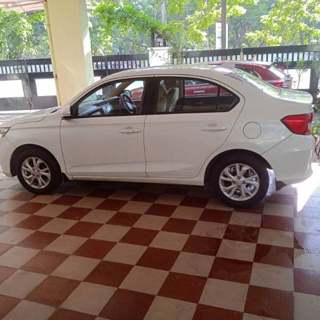 https://images10.gaadi.com/usedgaadi-sellcar/UsedCar/c5a8da22-051a-459b-b2b3-b7d3004b1000/d8d5cbb2-f6d5-4b77-a20b-822b0847718b.jpg?imwidth=6402