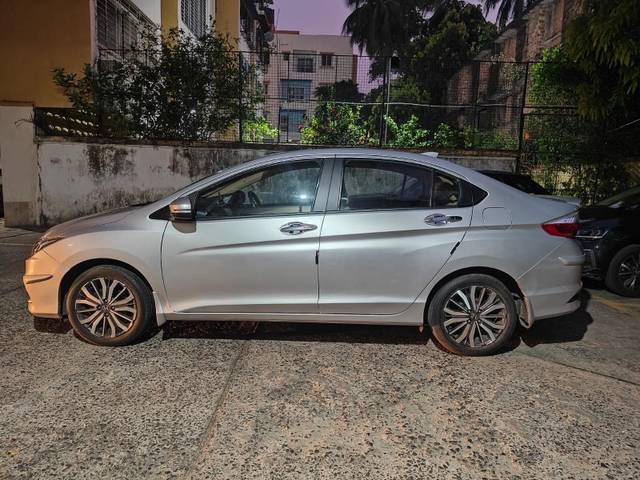 https://images10.gaadi.com/usedgaadi-sellcar/UsedCar/c5bee113a/10dfbc7c-5ca1-4e90-9c7f-f697f6fe2fa3.jpeg?imwidth=6402