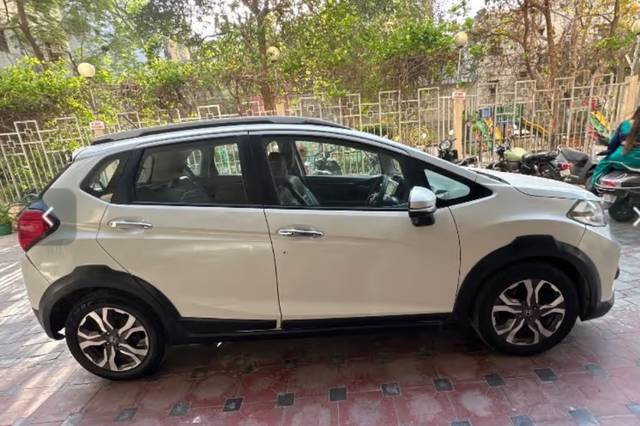 https://images10.gaadi.com/usedgaadi-sellcar/UsedCar/c5fa5b4da/45e79005-0fb6-426e-8b5c-70ef85bfd51d.jpeg?imwidth=6400