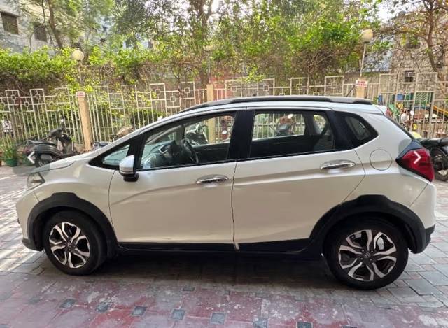https://images10.gaadi.com/usedgaadi-sellcar/UsedCar/c5fa5b4da/fe880f39-dbf7-4130-9b94-7d82628b2445.jpeg?imwidth=6402