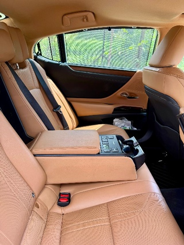 Second-hand 2022 Lexus ES 300h Exquisite for sale in Kolhapur-4