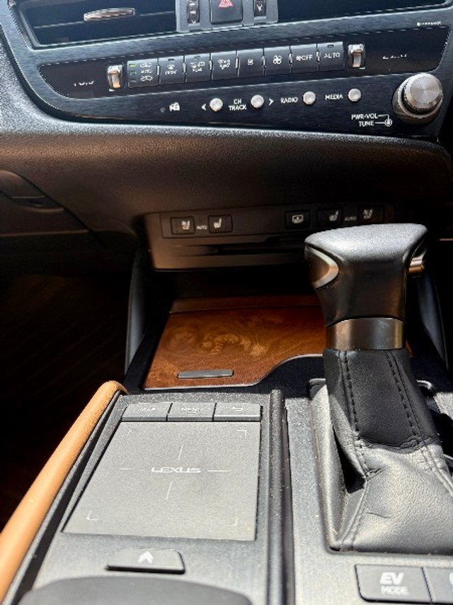 Second-hand 2022 Lexus ES 300h Exquisite for sale in Kolhapur-6