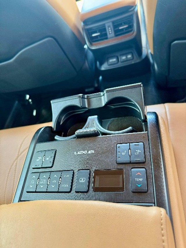 Second-hand 2022 Lexus ES 300h Exquisite for sale in Kolhapur-3