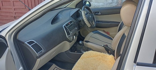 Second-hand 2014 Hyundai i20 Sportz 1.4 CRDi for sale in Rajkot-4