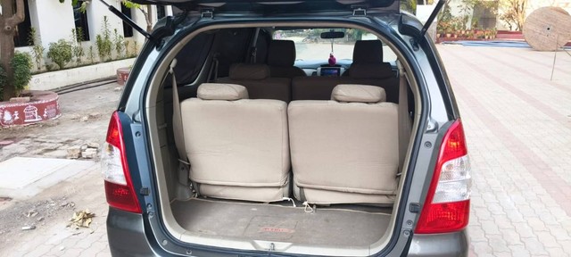Second-hand 2014 Toyota Innova 2.5 G (Diesel) 8 Seater for sale in Rajkot-2