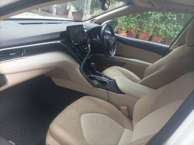 Second-hand 2023 Toyota Camry 2.5 Hybrid for sale in Mumbai-5