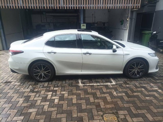 Second-hand 2023 Toyota Camry 2.5 Hybrid for sale in Mumbai-3