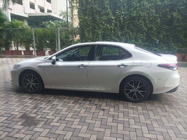 Second-hand 2023 Toyota Camry 2.5 Hybrid for sale in Mumbai-4
