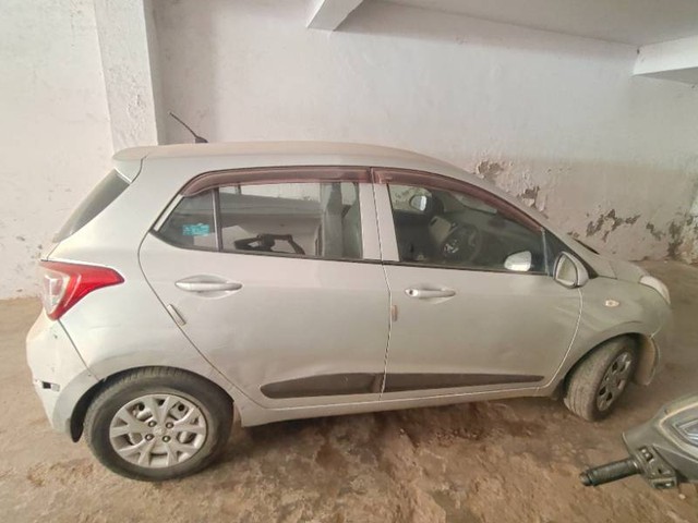 Second-hand 2013 Hyundai Grand i10 Magna for sale in Agra-4