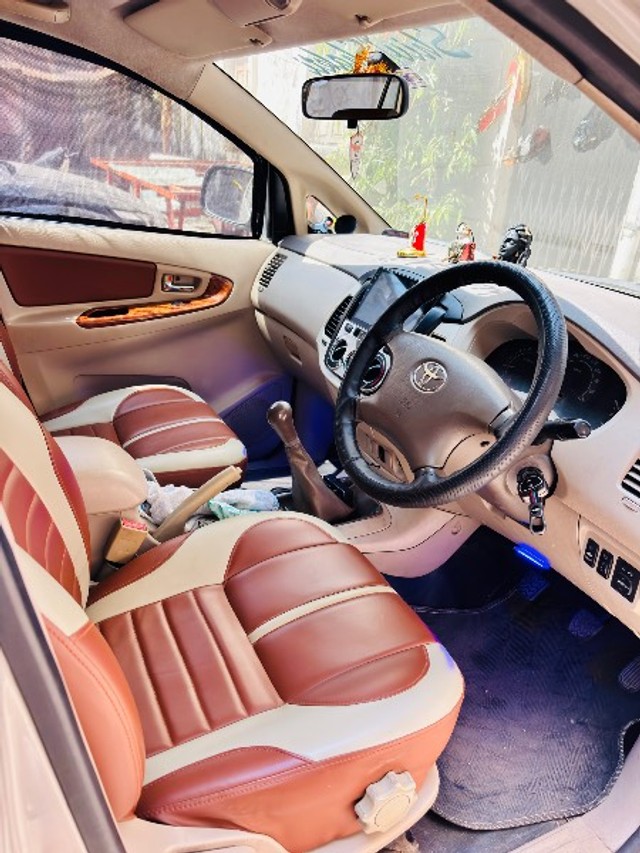 Second-hand 2008 Toyota Innova 2.5 V Diesel 8-seater for sale in Surat-7