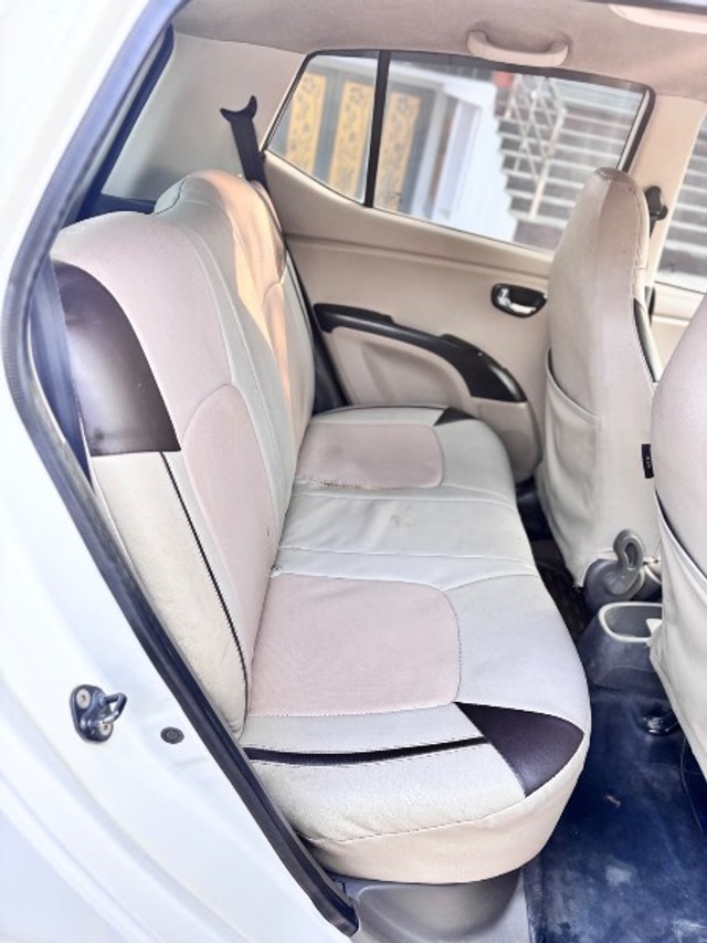 Second-hand 2014 Hyundai i10 Sportz 1.1L LPG for sale in Shimoga-10