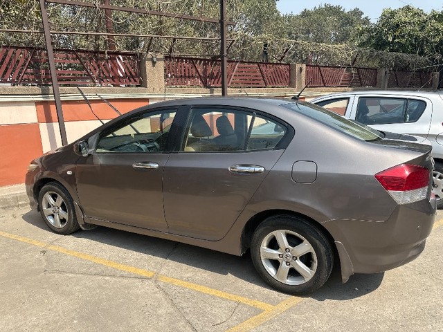 Second-hand 2011 Honda City 1.5 V MT for sale in Gautam Buddha Nagar-1