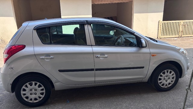 Second-hand 2011 Hyundai i20 1.2 Magna for sale in Navsari-3